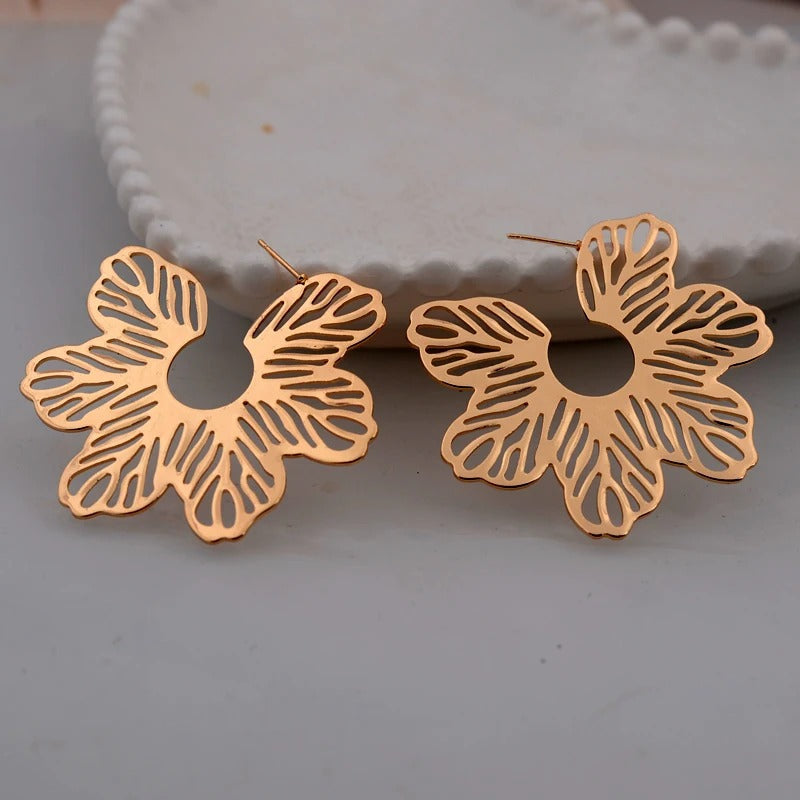 Pendientes florales huecos dorados vintage