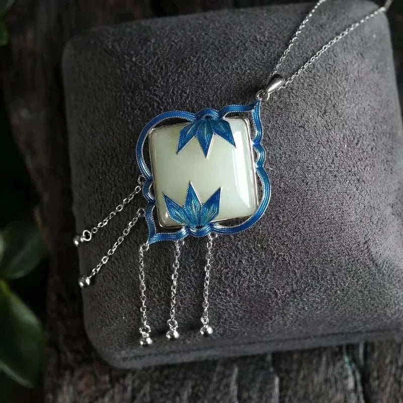 Collier pendentif vintage en argent, bleu floral et blanc.