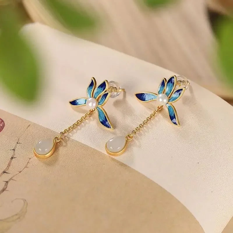 Pendientes colgantes vintage de jade, perla y flor azul y dorada
