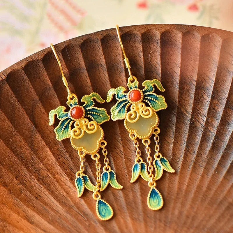 Pendientes vintage de porcelana esmaltada con jade blanco y oro con borlas