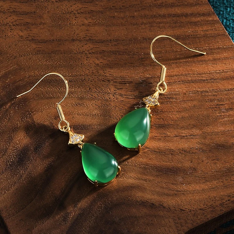 Pendientes de lágrima con diseño trenzado en verde y dorado vintage atemporal