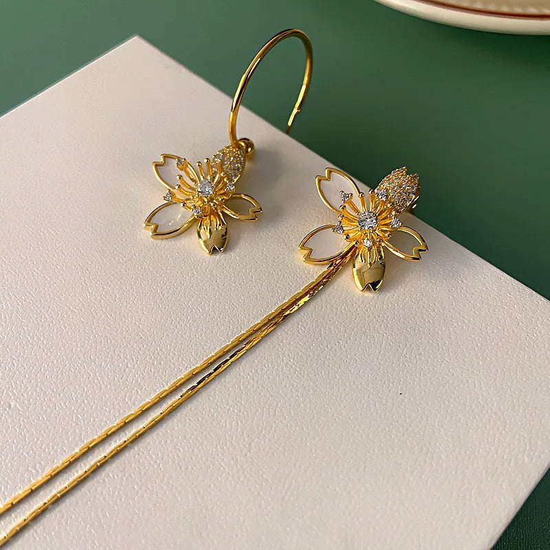 Pendientes vintage dorados asimétricos con borlas de flores