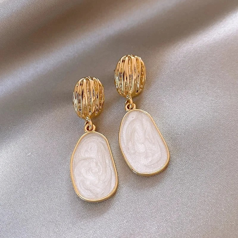 Pendientes colgantes ovalados de oro vintage