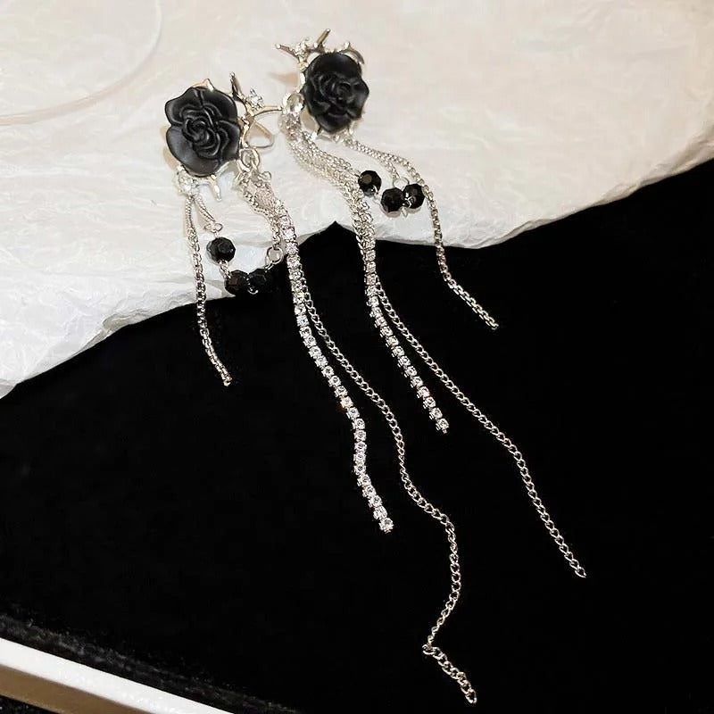 Boucles d'oreilles argentées, noires, roses et chaînes en cristal pendantes