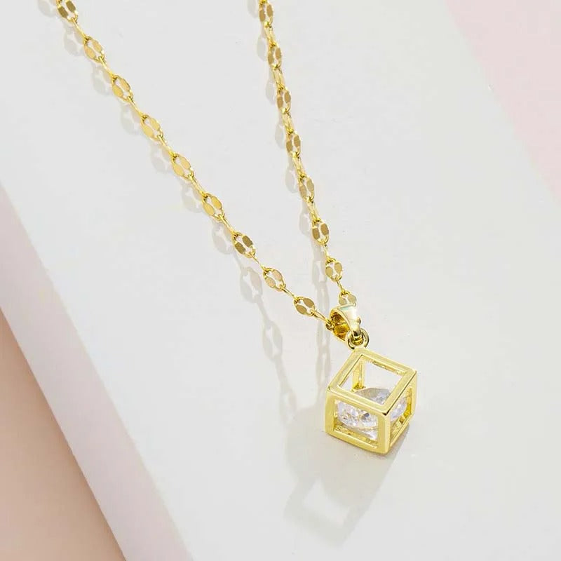 Collier pendentif cube vintage en or et cristal transparent