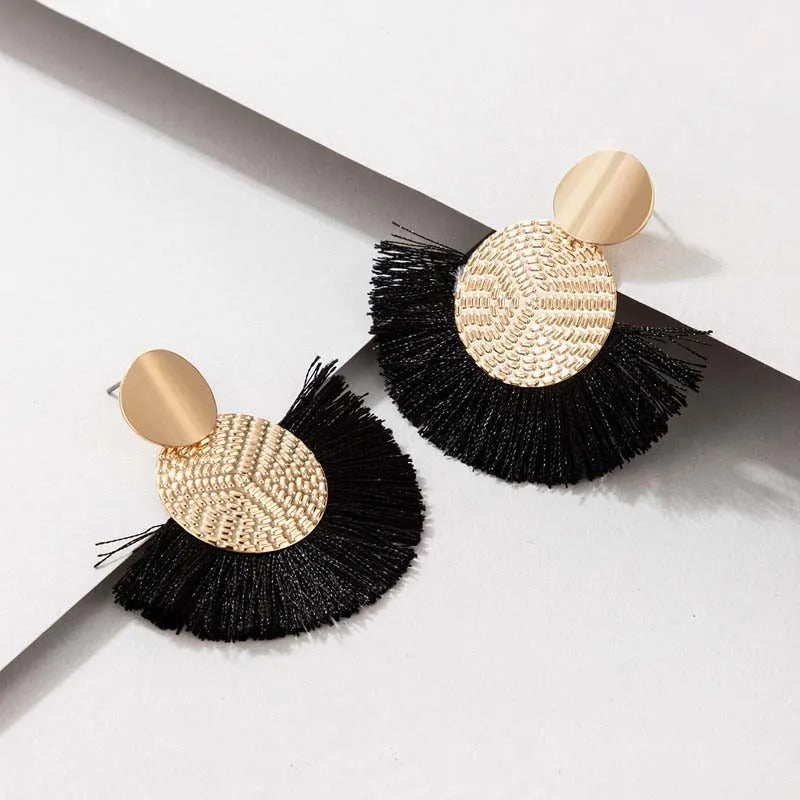 Pendientes colgantes vintage de disco texturizado con flecos dorados y negros