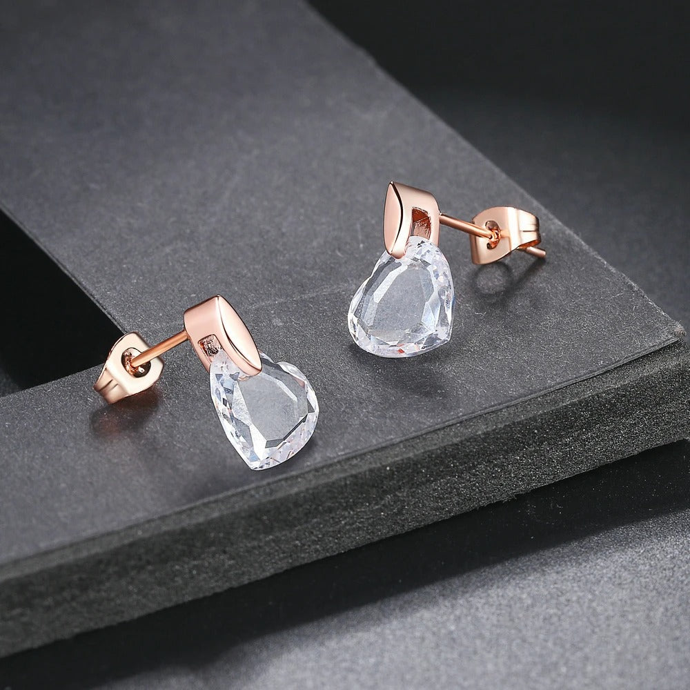 Pendientes colgantes vintage de oro rosa con cristales tallados en forma de corazón