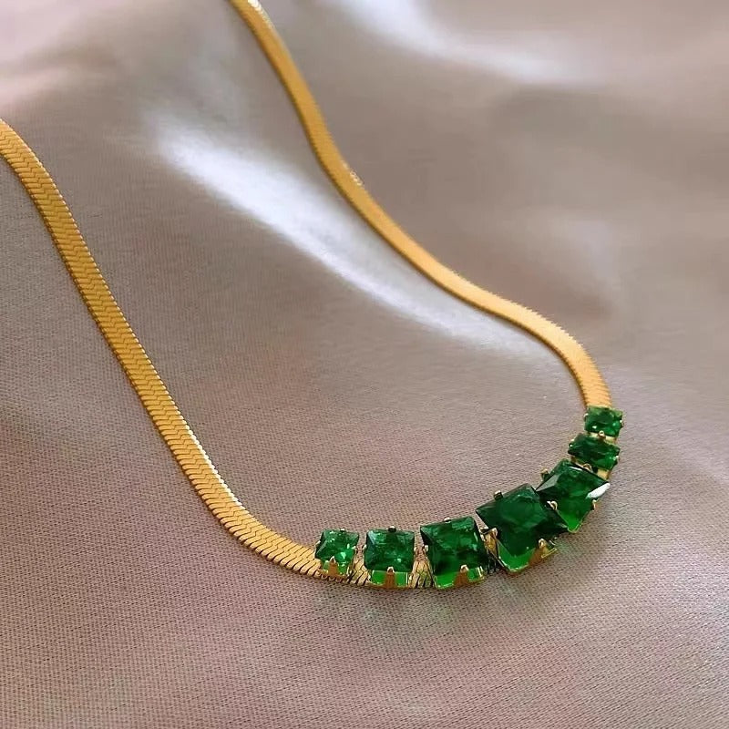 Collier vintage doré et vert en pierres précieuses