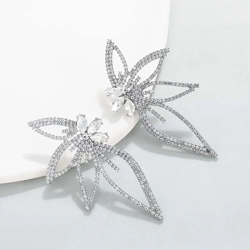 Boucles d'oreilles papillon argentées scintillantes en strass et cristal