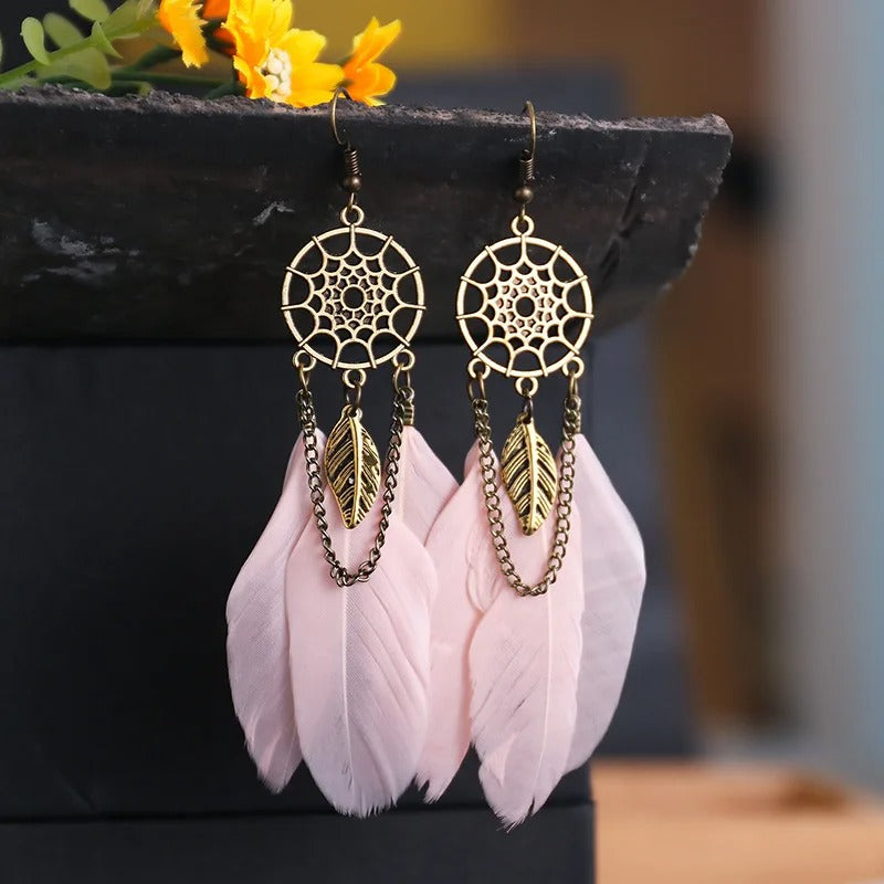 Pendientes vintage de atrapasueños dorados y plumas rosas