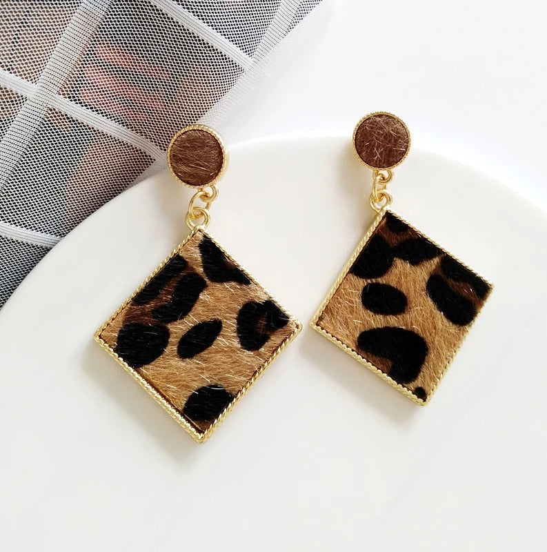 Elegantes pendientes cuadrados con estampado de leopardo y dorado