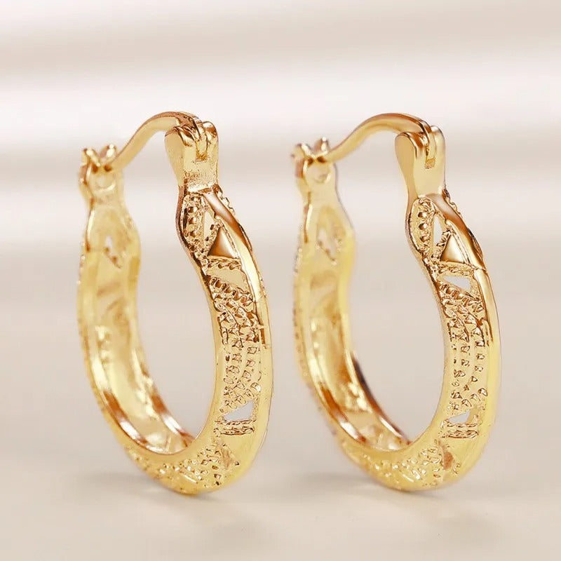 Pendientes vintage con patrón grabado en oro