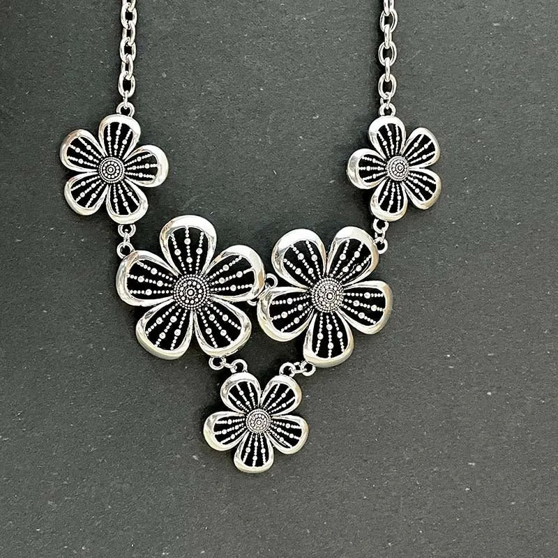 Collier pendentif fleur vintage noir et argent
