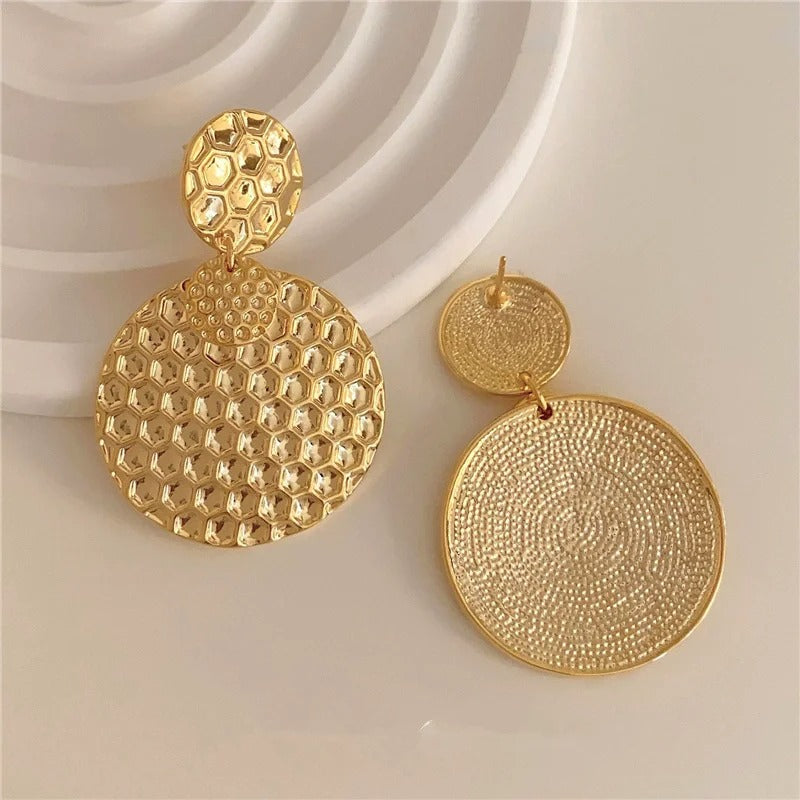 Pendientes colgantes vintage dorados con textura de panal
