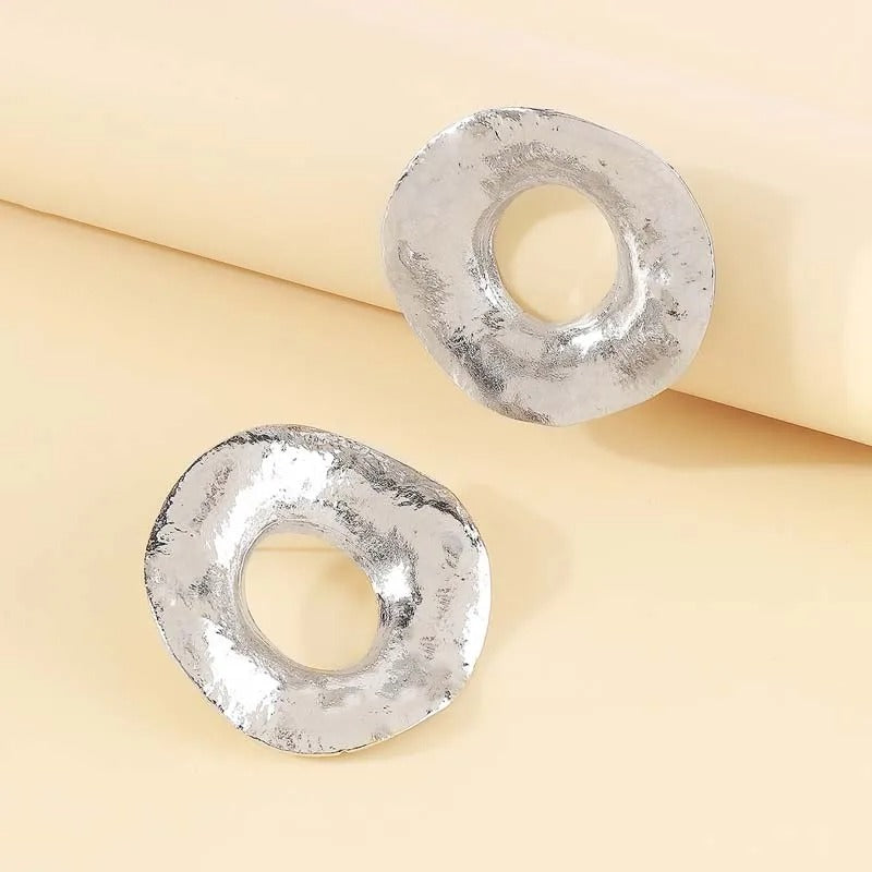 Pendientes esculturales únicos de plata con círculo abierto
