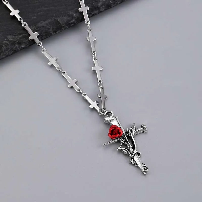 Pendentif croix en argent et collier rose rouge