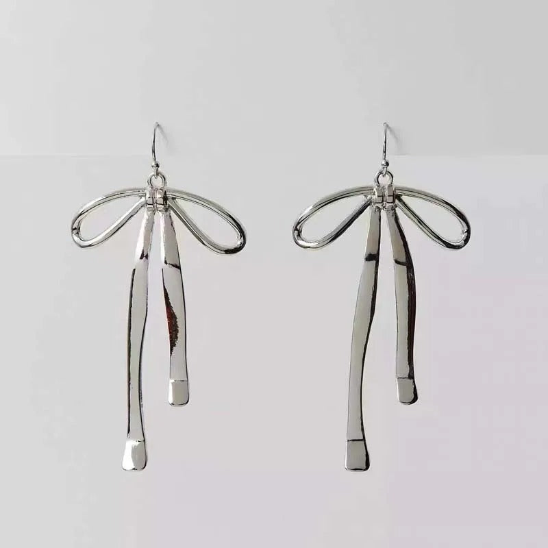 Pendientes largos colgantes con detalle de lazo de plata