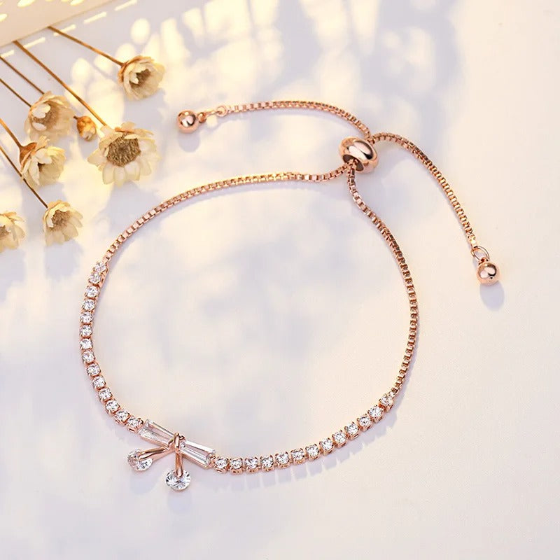 Pulsera clásica ajustable con lazo de cristal en oro rosa