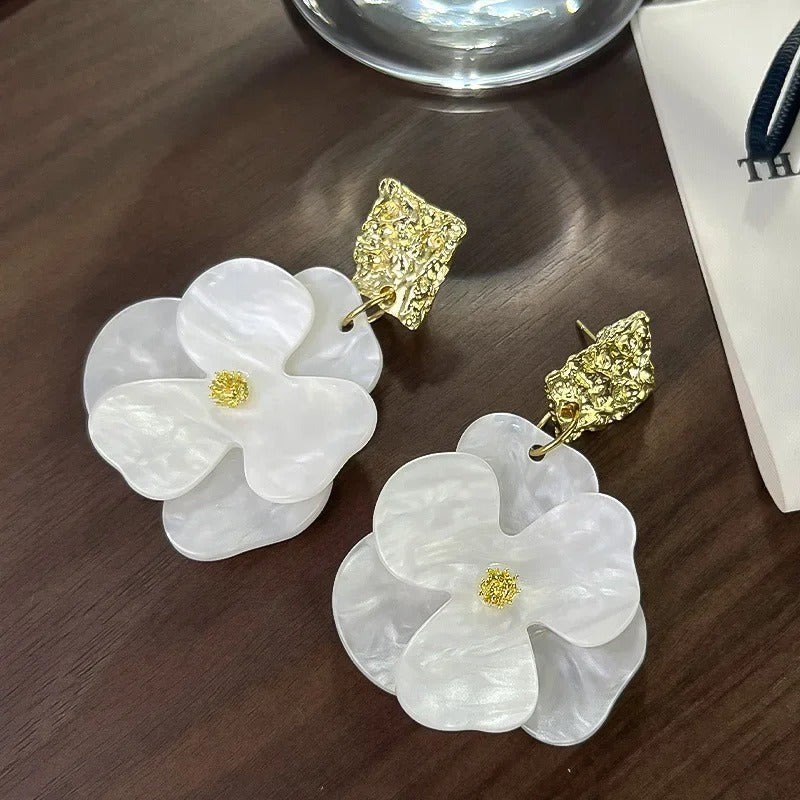Pendientes colgantes vintage de flores blancas y doradas
