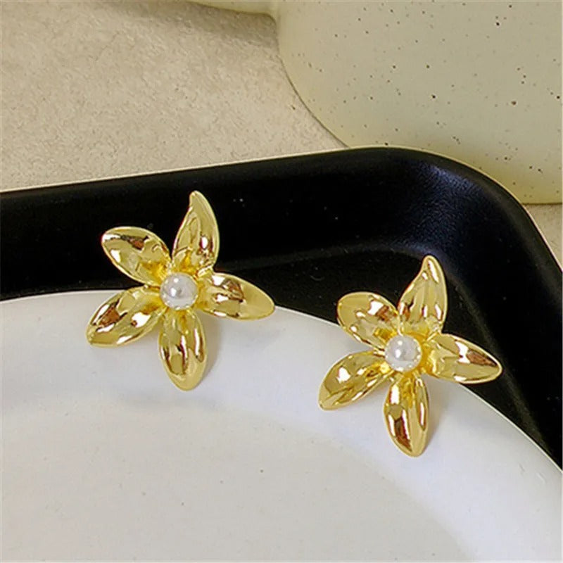 Pendientes vintage dorados con elegantes perlas y diseño floral
