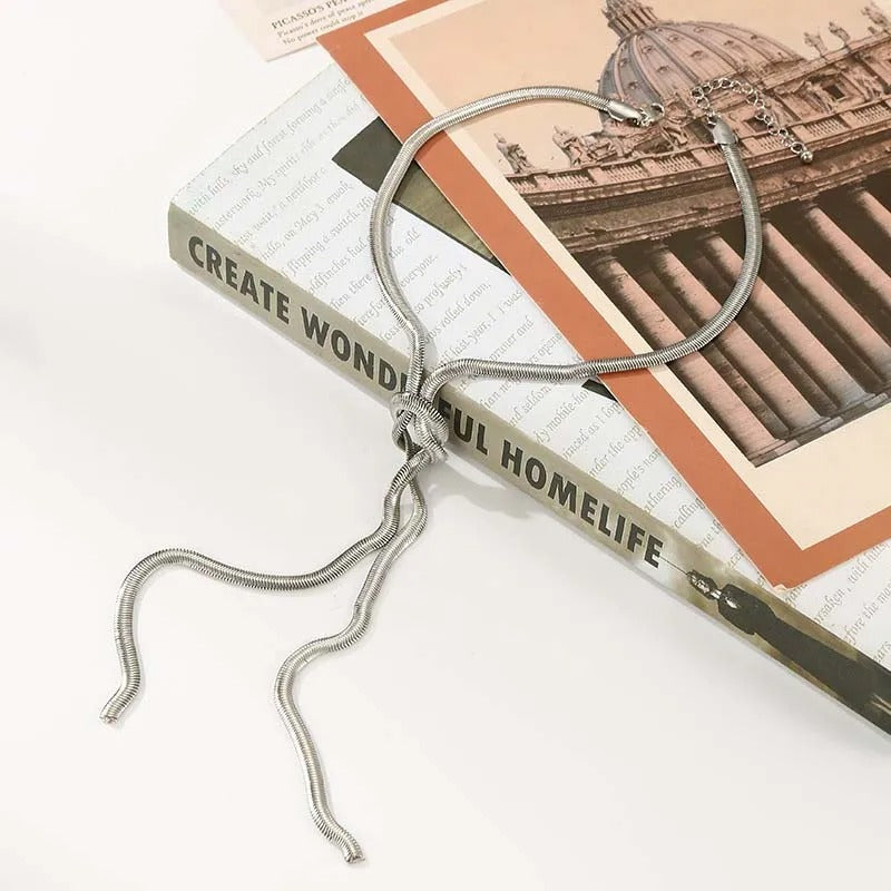 Collier en corde d'argent avec nœud torsadé