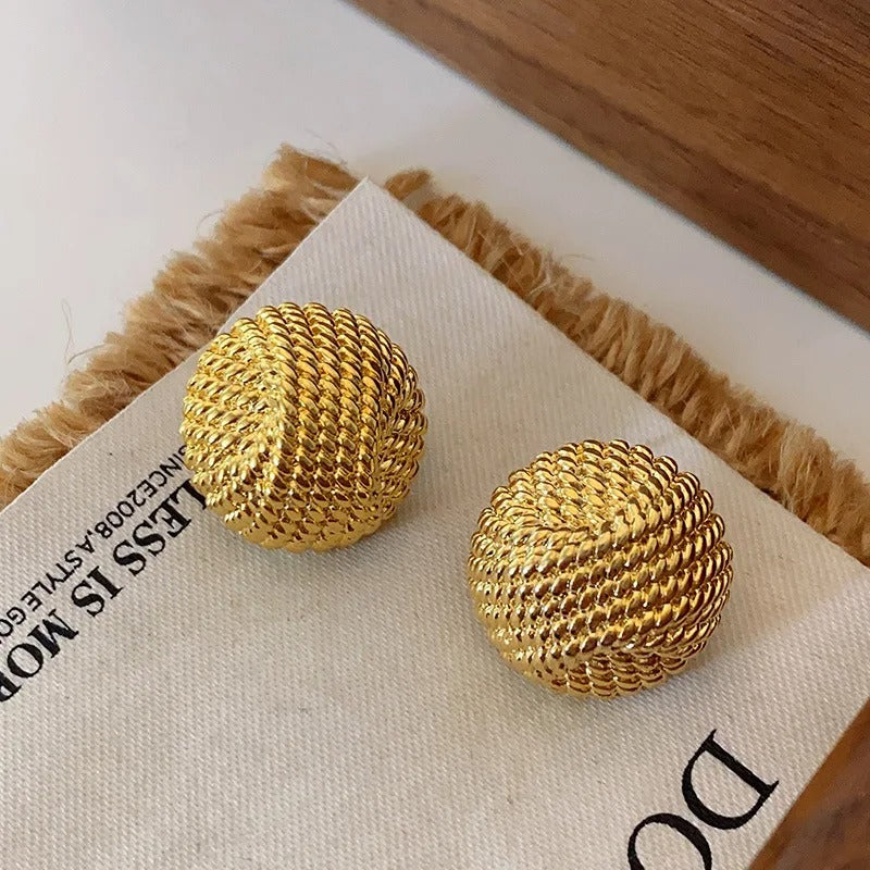 Pendientes de botón con bola de nudo tejido dorado