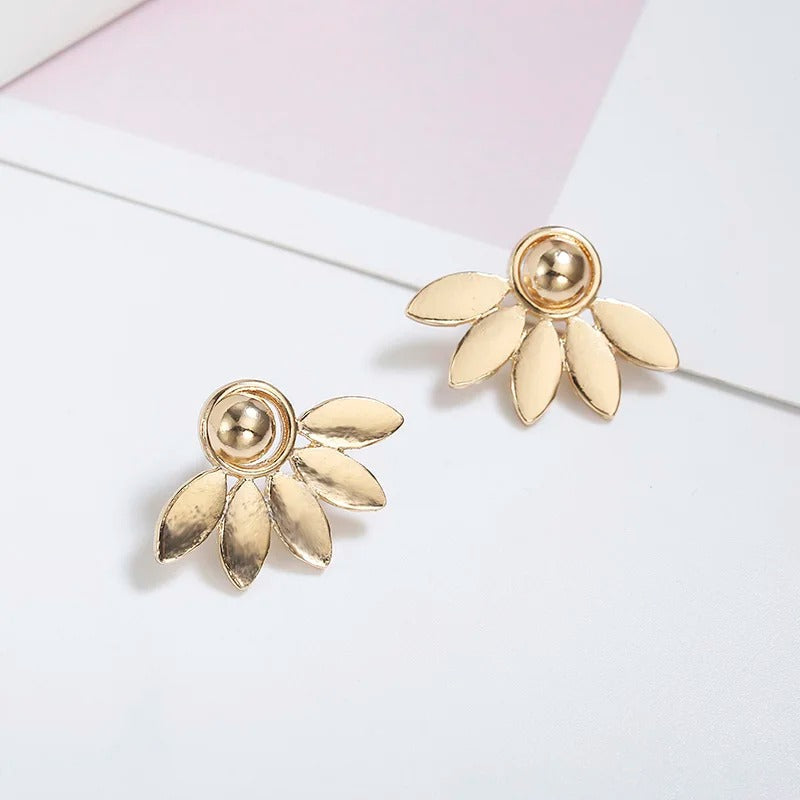 Pendientes con diseño de pétalos de oro