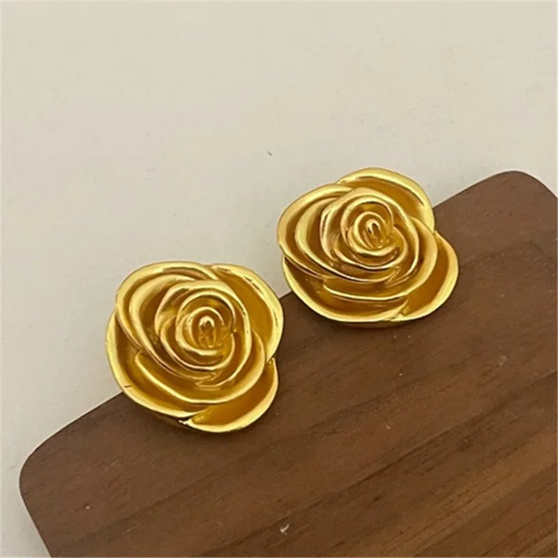 Pendientes antiguos de oro con forma de flor de rosa