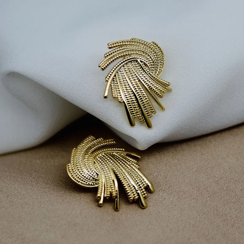 Pendientes vintage de plumas en espiral doradas