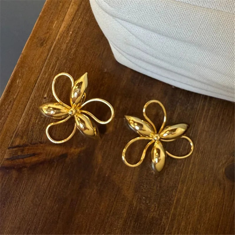 Boucles d'oreilles classiques dorées à motif floral sculpté