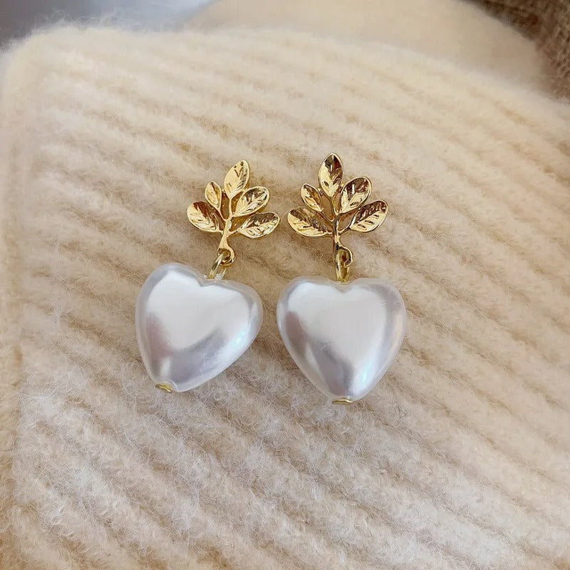 Pendientes vintage de corazón con hojas de oro