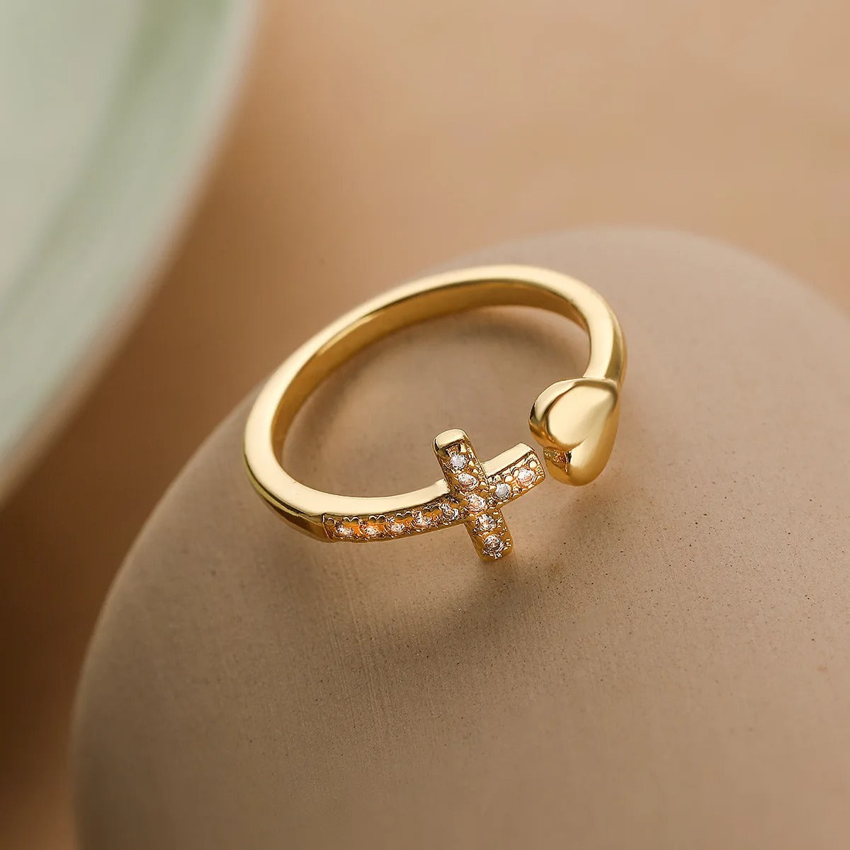 Anillo ajustable con corazón y cruz religiosa de oro