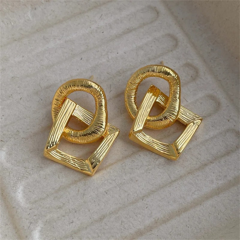 Pendientes retro dorados con nudo entrelazado