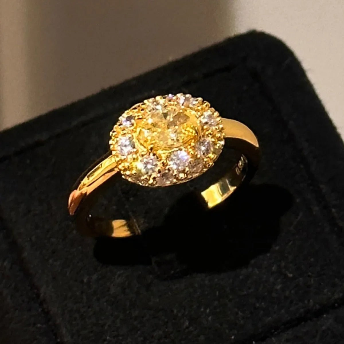 Bague ajustable classique vintage en or et pierre précieuse ovale jaune