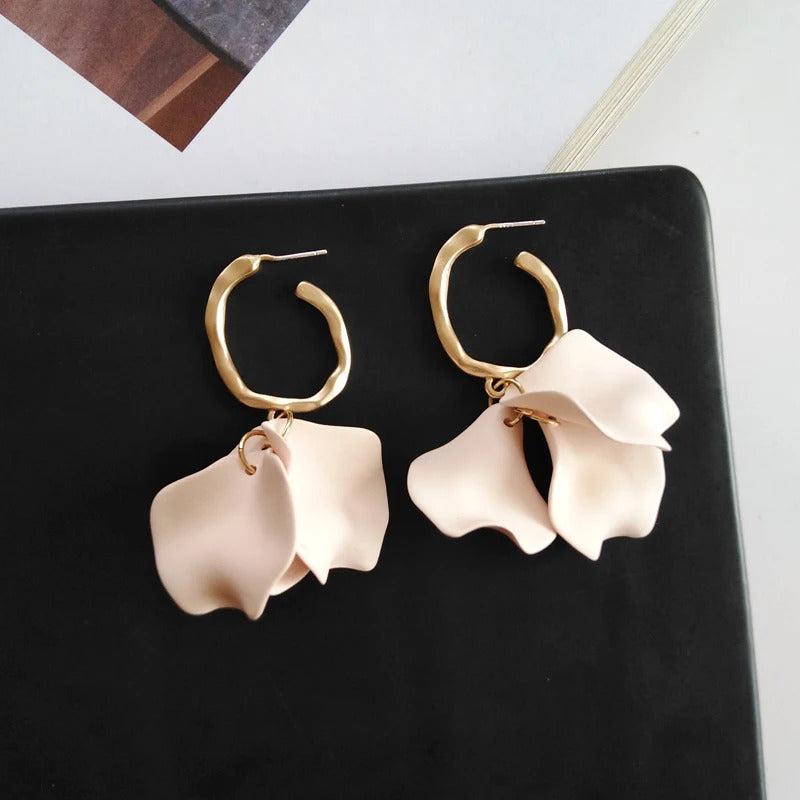 Pendientes de aro vintage dorados con diseño de pétalos rosas suaves