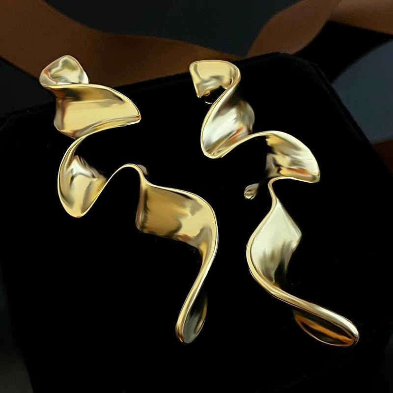 Pendientes ondulados abstractos curvos de oro