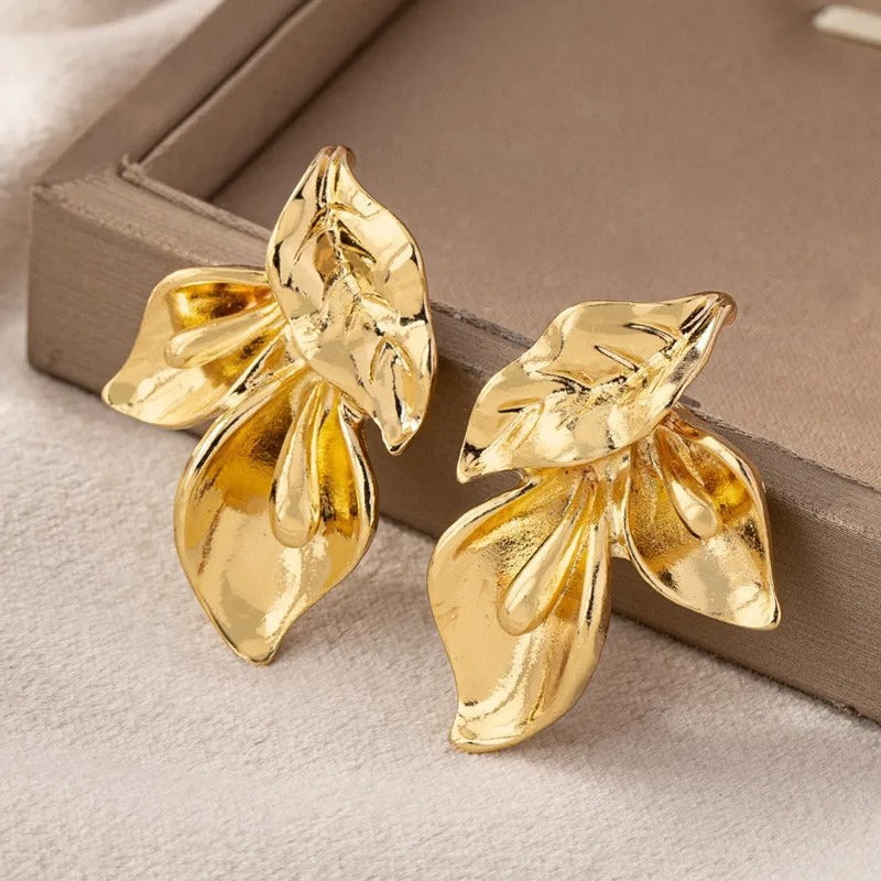 Pendientes vintage dorados asimétricos con forma de hoja y flor