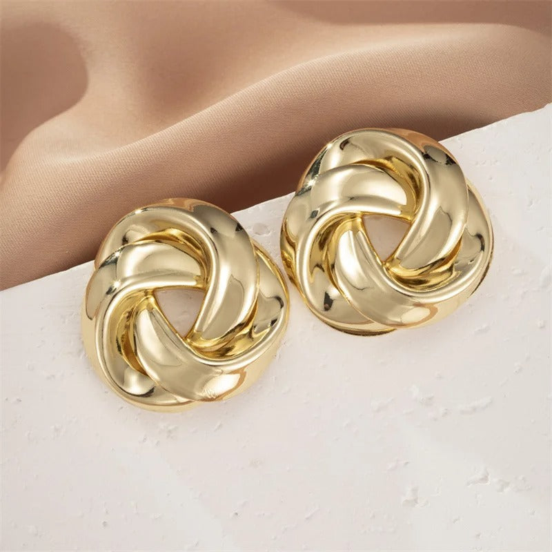 Pendientes de nudo retorcido dorado atemporal