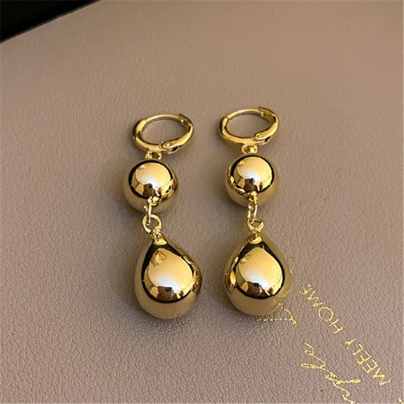 Boucles d'oreilles classiques dorées en forme de larme avec accent boule