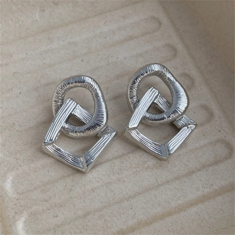 Boucles d'oreilles vintage argentées à nœud géométrique