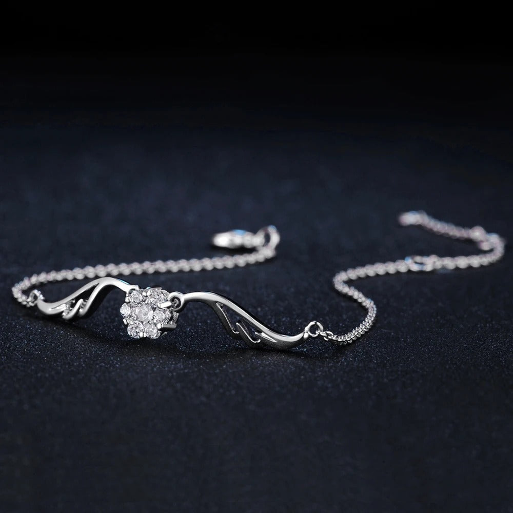 Pulsera vintage de plata con diseño curvo y flores de cristal