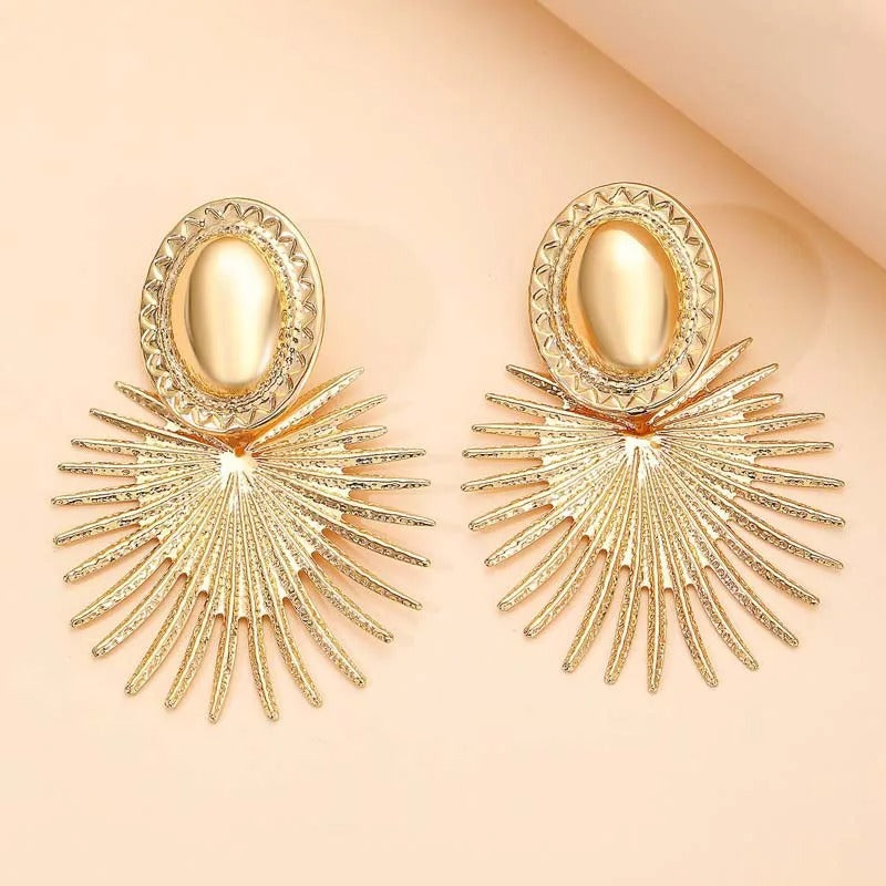 Pendientes dorados con diseño de rayos de sol ovalados y acampanados