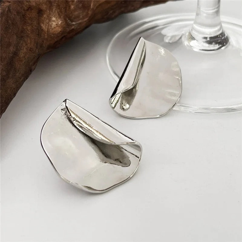 Boucles d'oreilles puces vintage argentées à volants pliés