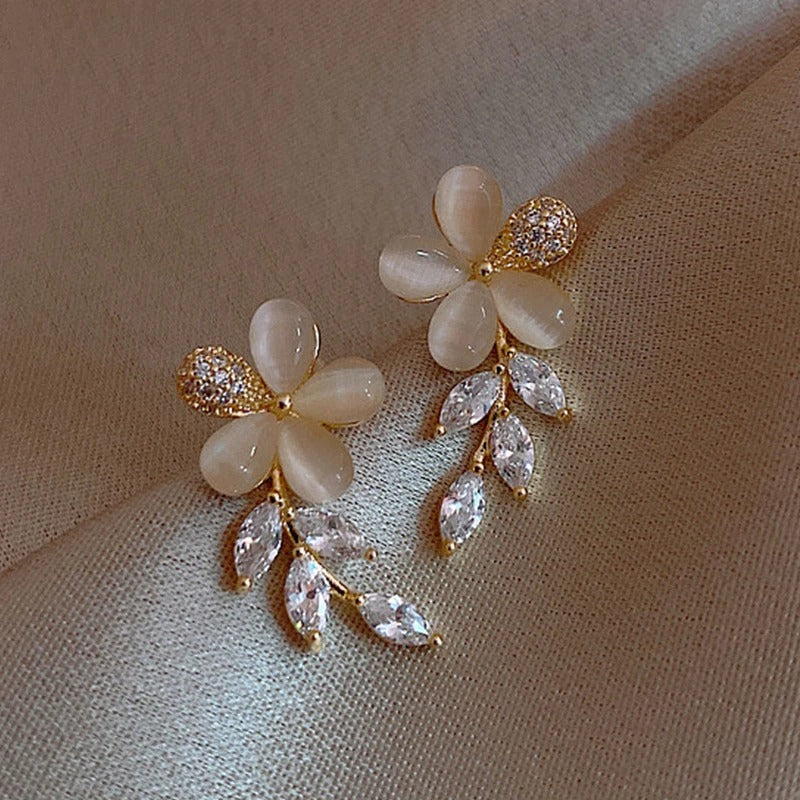 Pendientes vintage con hojas y flores de ópalo y circonita
