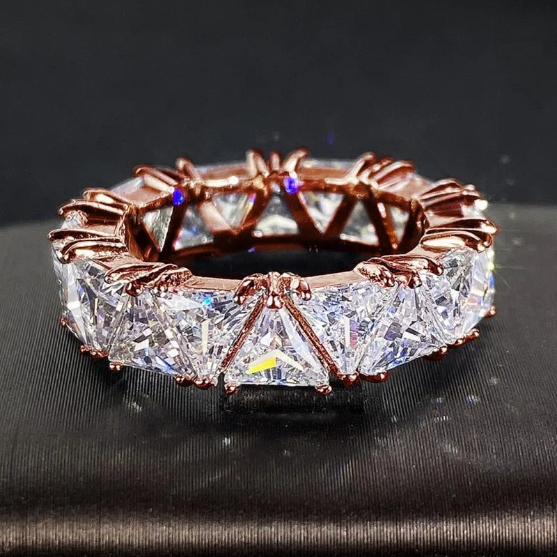 Anillo de eternidad vintage de oro rosa con piedra triangular