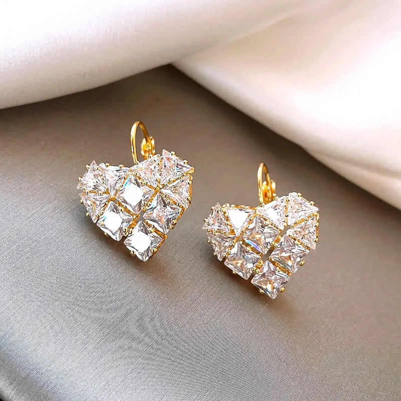 Pendientes vintage de oro con forma de corazón y diamantes