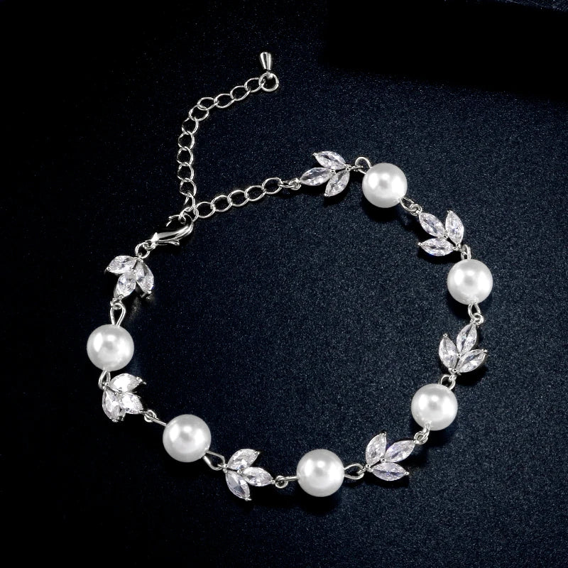 Pulsera de plata con hojas de cristal y perlas