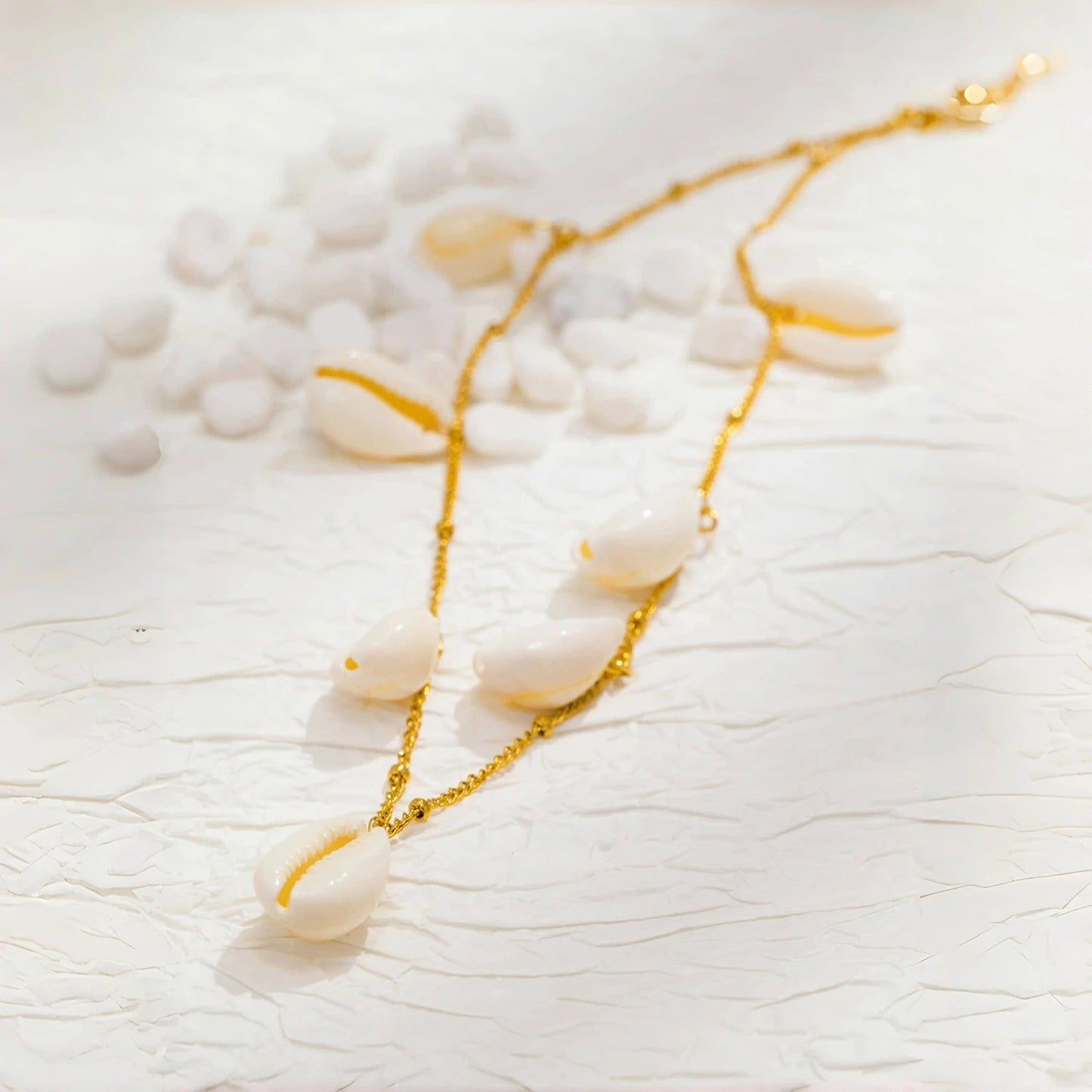 Collar vintage con colgante de concha dorada