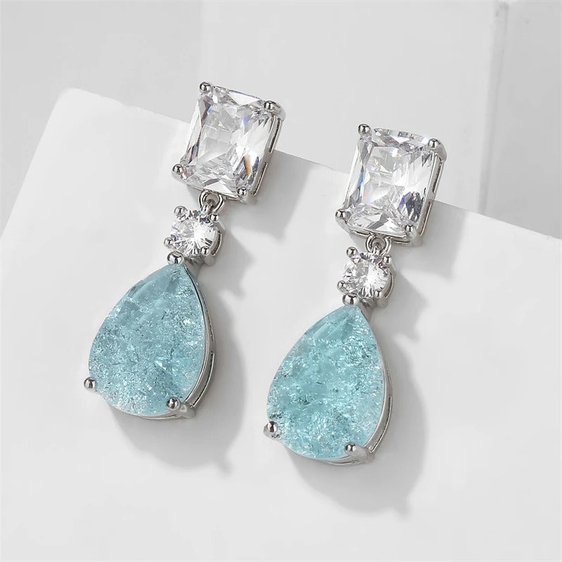Boucles d'oreilles classiques en argent avec pierre aigue-marine et cristal
