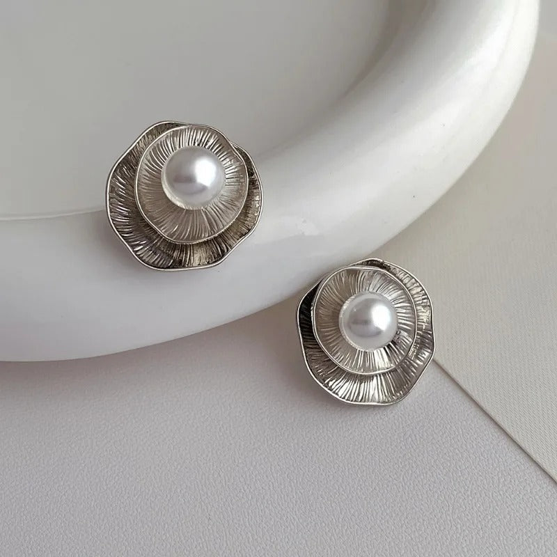 Pendientes vintage de plata con forma de pétalo y perla